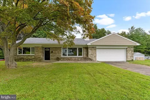 222 Brookthorpe Cir, Broomall, PA 19008