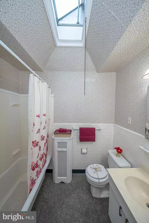 Bath - 202 Kent Rd, Upper Darby, PA 19082 photo 3 of 3