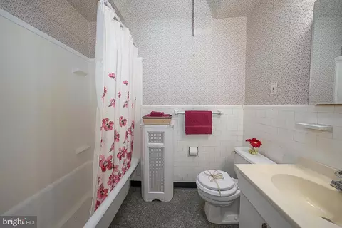 Bath - 202 Kent Rd, Upper Darby, PA 19082 photo 1 of 3
