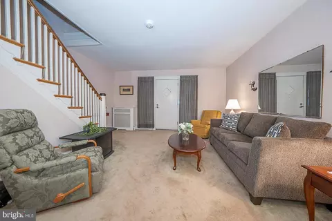 Living - 202 Kent Rd, Upper Darby, PA 19082 photo 2 of 3