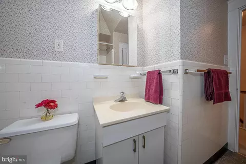 Bath - 202 Kent Rd, Upper Darby, PA 19082 photo 2 of 3
