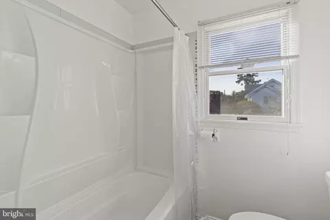 Bath - 40 Maple Ave, Upper Darby, PA 19082 photo 4 of 4