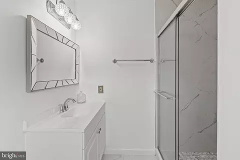 Bath - 40 Maple Ave, Upper Darby, PA 19082 photo 1 of 4