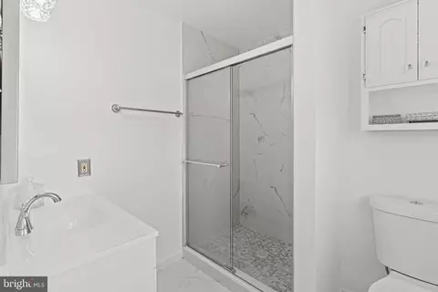 Bath - 40 Maple Ave, Upper Darby, PA 19082 photo 2 of 4