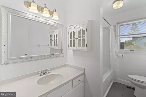 Bath - 40 Maple Ave, Upper Darby, PA 19082 photo 3 of 4