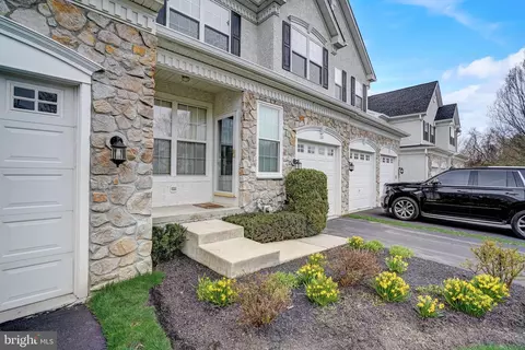 132 Portsmouth Cir, Glen Mills, PA 19342