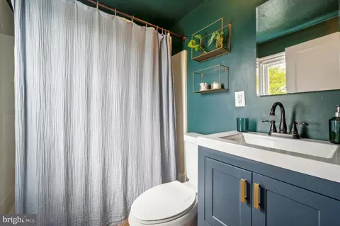 Bath - 724 Thorndale Rd, Aldan, PA 19018 photo 1 of 1