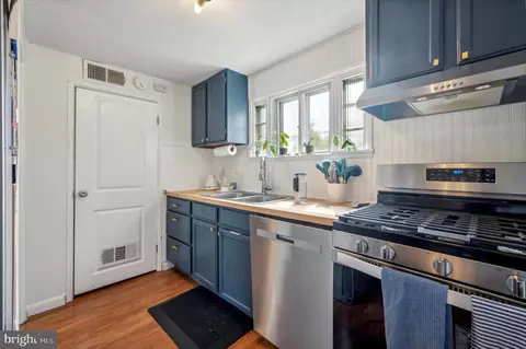 Kitchen - 724 Thorndale Rd, Aldan, PA 19018 photo 2 of 3