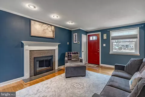 Living - 334 E Thomson Ave, Springfield, PA 19064 photo 2 of 3