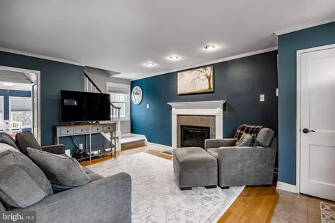 Living - 334 E Thomson Ave, Springfield, PA 19064 photo 3 of 3