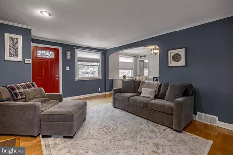 Living - 334 E Thomson Ave, Springfield, PA 19064 photo 1 of 3