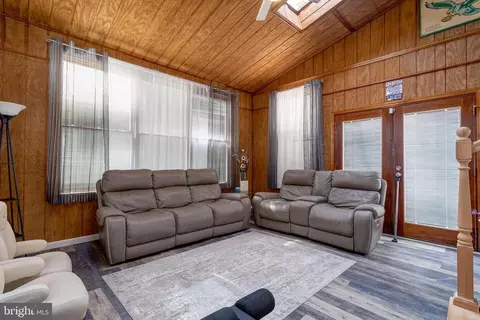 Living - 2539 E Colonial Dr, Boothwyn, PA 19061 photo 4 of 4