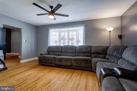 Living - 2539 E Colonial Dr, Boothwyn, PA 19061 photo 2 of 4