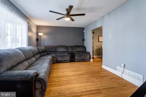Living - 2539 E Colonial Dr, Boothwyn, PA 19061 photo 1 of 4