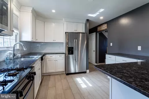 Kitchen - 2539 E Colonial Dr, Boothwyn, PA 19061 photo 3 of 4