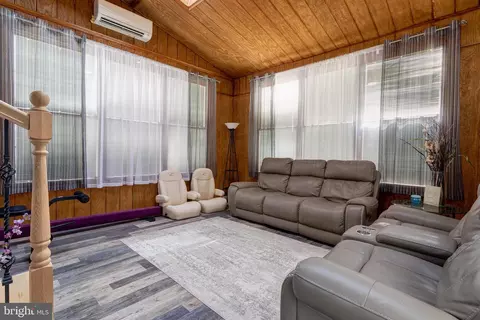 Living - 2539 E Colonial Dr, Boothwyn, PA 19061 photo 3 of 4