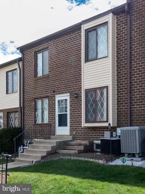 5200 Hilltop Dr #S17, Brookhaven, PA 19015