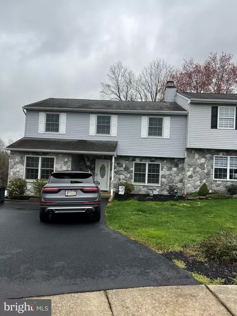 4023 Washington Dr, Boothwyn, PA 19061