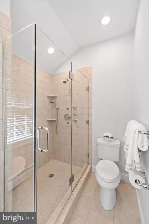 Bath - 54 Oakford Rd, Wayne, PA 19087 photo 5 of 6