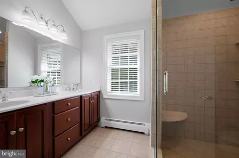 Bath - 54 Oakford Rd, Wayne, PA 19087 photo 4 of 6