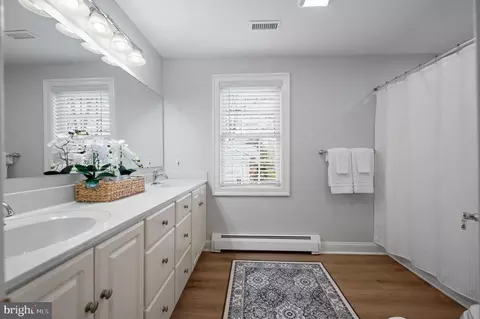 Bath - 54 Oakford Rd, Wayne, PA 19087 photo 2 of 6