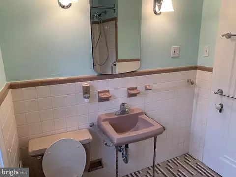 Bath - 77 S Rolling Rd, Springfield, PA 19064 photo 2 of 3