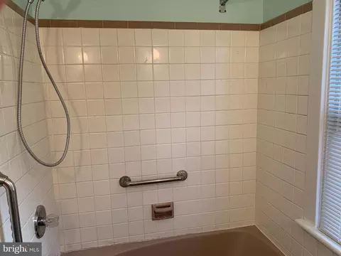 Bath - 77 S Rolling Rd, Springfield, PA 19064 photo 1 of 3