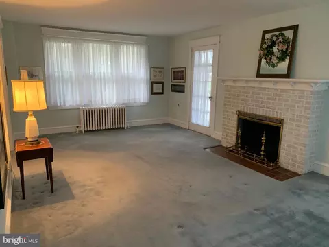 Living - 77 S Rolling Rd, Springfield, PA 19064 photo 2 of 3