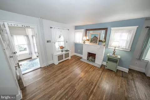Living - 232 Powell Rd, Springfield, PA 19064 photo 4 of 4