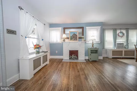 Living - 232 Powell Rd, Springfield, PA 19064 photo 2 of 4