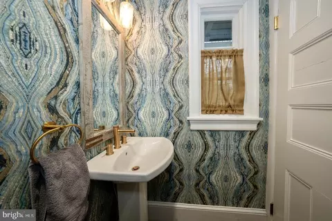Bath - 465 Belrose Ln, Wayne, PA 19087 photo 2 of 11
