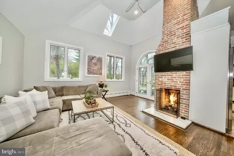 Living - 465 Belrose Ln, Wayne, PA 19087 photo 10 of 18