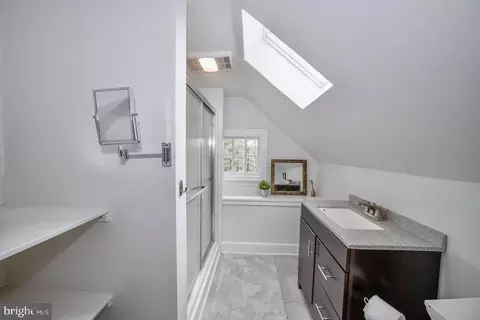 Bath - 465 Belrose Ln, Wayne, PA 19087 photo 10 of 11