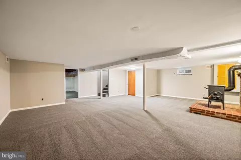 Living - 2620 Central Ave, Marcus Hook, PA 19061 photo 3 of 3