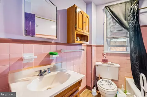 Bath - 337 Maypole Rd, Upper Darby, PA 19082 photo 1 of 1