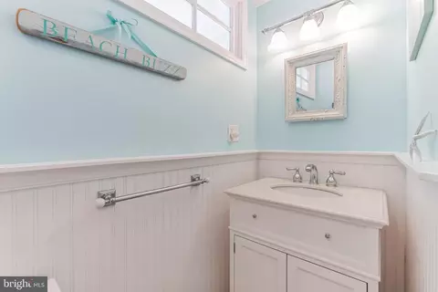 Bath - 419 Locust Rd, Wayne, PA 19087 photo 2 of 4