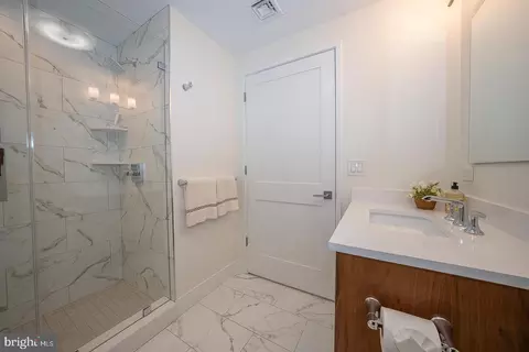Bath - 427 E Lancaster Ave #1204, Wayne, PA 19087 photo 2 of 5