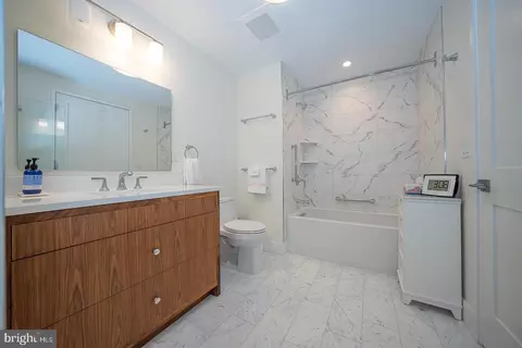 Bath - 427 E Lancaster Ave #1204, Wayne, PA 19087 photo 3 of 5