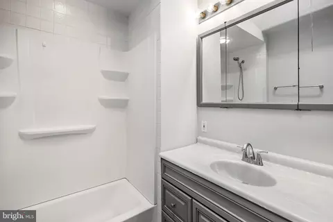 Bath - 243 Avon Rd, Upper Darby, PA 19082 photo 2 of 3