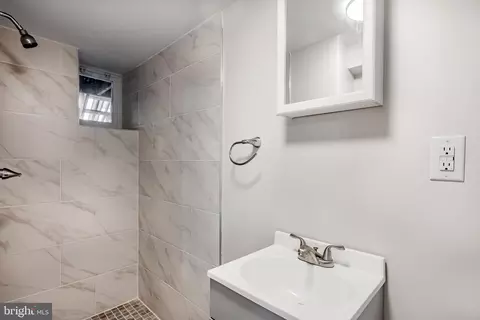 Bath - 243 Avon Rd, Upper Darby, PA 19082 photo 3 of 3