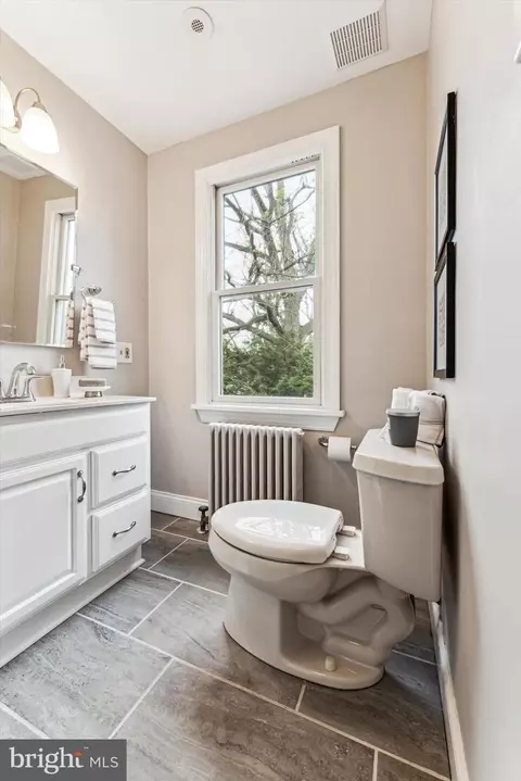 Bath - 252 N Aberdeen Ave, Wayne, PA 19087 photo 1 of 3