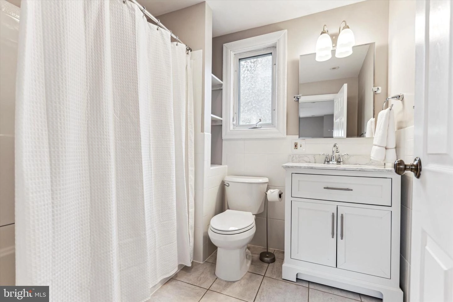 Bath - 252 N Aberdeen Ave, Wayne, PA 19087 photo 2 of 3