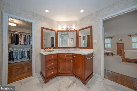 Bath - 213 Ravenscliff Rd, Wayne, PA 19087 photo 4 of 17
