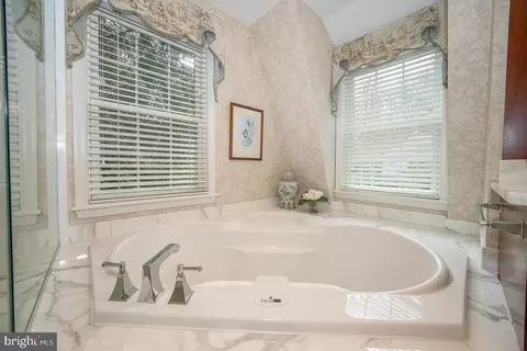 Bath - 213 Ravenscliff Rd, Wayne, PA 19087 photo 8 of 17