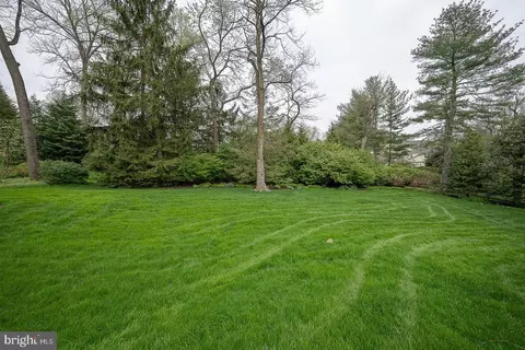 Exterior - 213 Ravenscliff Rd, Wayne, PA 19087 photo 9 of 10
