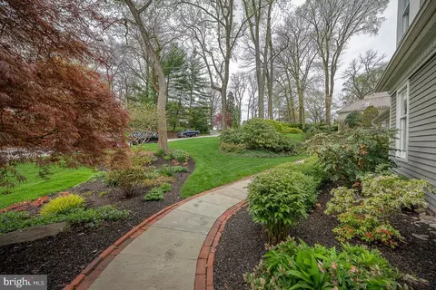 Exterior - 213 Ravenscliff Rd, Wayne, PA 19087 photo 3 of 10