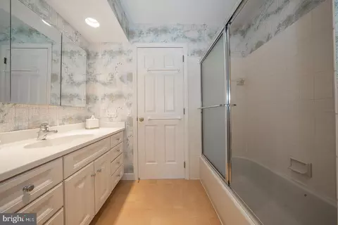 Bath - 213 Ravenscliff Rd, Wayne, PA 19087 photo 15 of 17