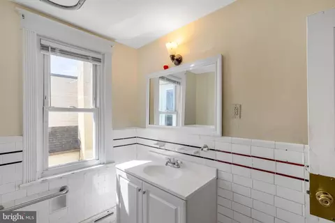 Bath - 235 Shirley Rd, Upper Darby, PA 19082 photo 1 of 1