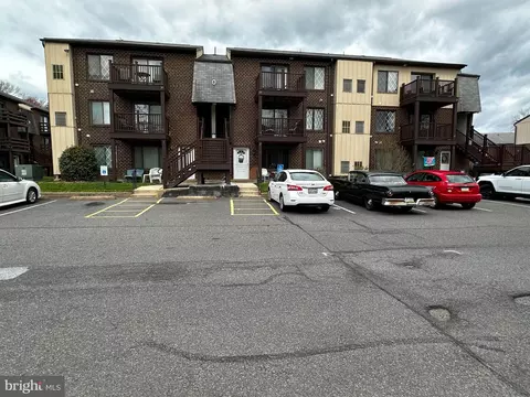 5200 Hilltop Dr #206, Brookhaven, PA 19015