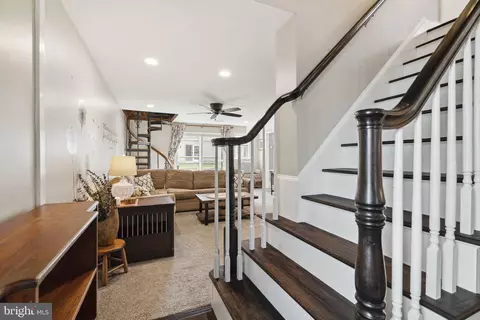 Entry Way - 844 Cricket Rd, Secane, PA 19018 photo 2 of 4